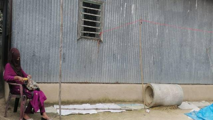 বাড়ির বাইরে এক কাপড়ে বসে অনশন করছেন ওই কলেজছাত্রী