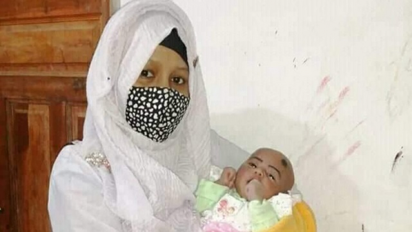 ১৫ দিনের দুধের শিশু নিয়ে পরীক্ষা দিলেন মা