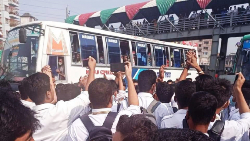 রাজপথে শিক্ষার্থীরা 
