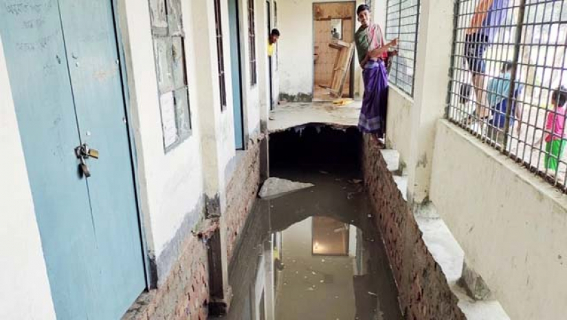 বারান্দার মেঝে দেবে গিয়ে বের হয়ে এসেছে নর্দমা।