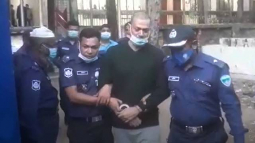 সাক্ষ্যগ্রহণ শেষে বরখাস্ত হওয়া তৎকালীন ভারপ্রাপ্ত কর্মকর্তা (ওসি) প্রদীপকে নিয়ে যাওয়া হচ্ছে