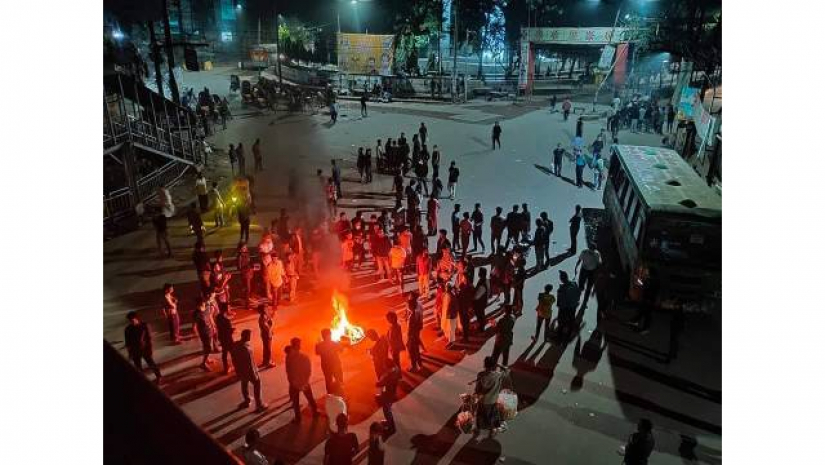 হাফ ভাড়া নিয়ে জবি ছাত্রীকে লাঞ্ছনায় গাড়ি ভাঙচুর, সড়ক অবরোধ