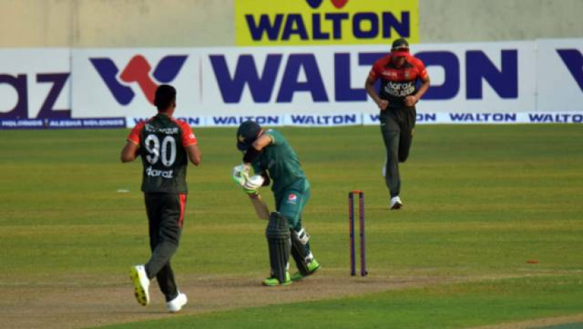 শুরুতেই চাপের মুখে পাকিস্তান