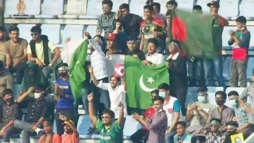 মিরপুরের গ্যালারিতে পাকিস্তানের পতাকা হাতে সমর্থকরা