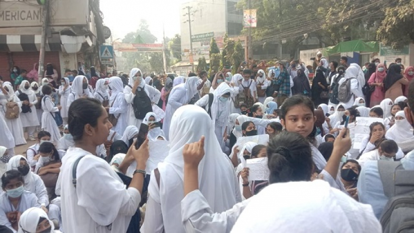 প্রকাশ্যে ‘ধর্ষণের হুমকি, বদরুন্নেসার শিক্ষার্থীদের বিক্ষোভ