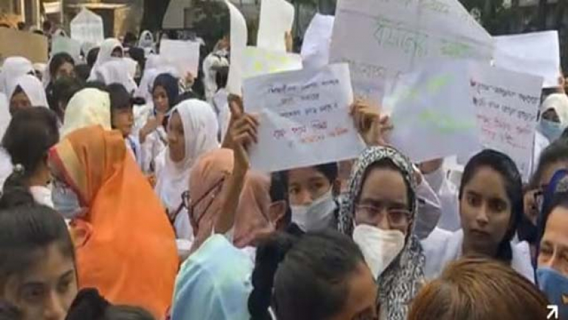 কলেজ গেটে তালা মেরে ছাত্রীদের আন্দোলনে বাধা