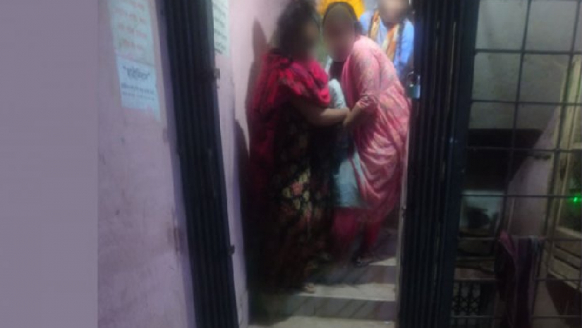 মেসের অন্য ছাত্রীরা নিস্তেজ অবস্থায় উদ্ধার করে মেডিক্যালে নিয়ে যাচ্ছেন।  