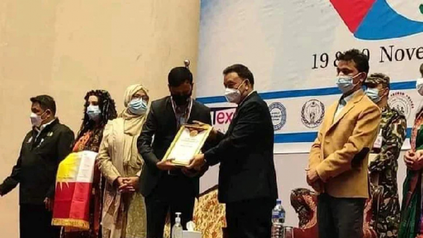 হাসান মাহমুদের হাতে  ক্রেস্ট, মেডেল ও সার্টিফিকেট তুলে দেন নেপালের উপ-রাষ্ট্রপতি নন্দ বাহাদুর পুঁনে 