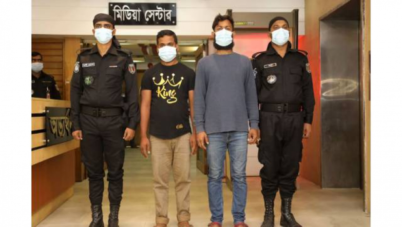 কলেজছাত্রীকে ধর্ষণের হুমকি, রিমান্ডে বাসের চালক-সহকারী