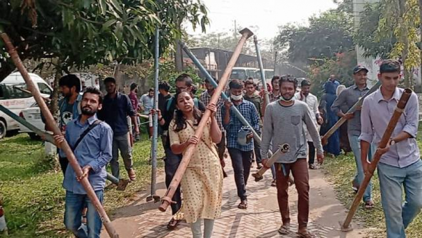 খেলার মাঠে ভবন নির্মাণের প্রতিবাদে নির্মাণসামগ্রী হাতে বিক্ষোভ