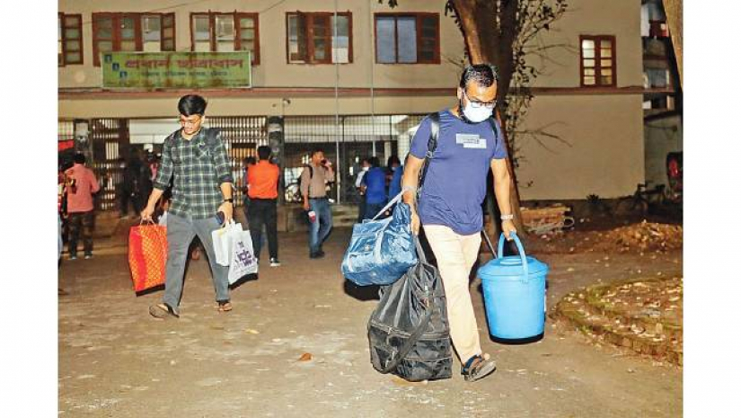 সংঘর্ষের পর অনির্দিষ্টকালের জন্য বন্ধ ঘোষণার পর ক্যাম্পাস ছাড়ছেন শিক্ষার্থীরা