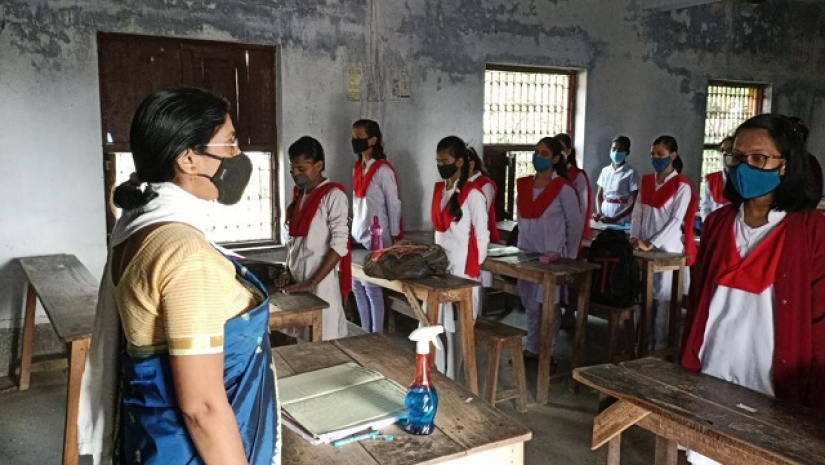 স্কুল খুলতেই চাকরি হারালেন দুই হাজার শিক্ষক