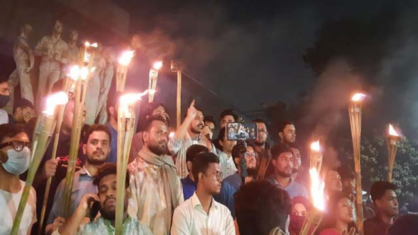 হাফ ভাড়ার আন্দোলনে হামলার প্রতিবাদে ঢাবিতে মশাল মিছিল