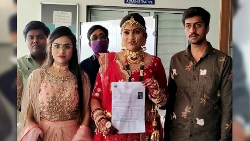 কনের সাজেই পরীক্ষা কেন্দ্রে শিক্ষার্থী, ছবি ভাইরাল