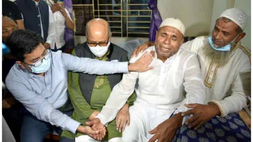 নটরডেম ছাত্রের বাড়িতে মেয়র তাপস