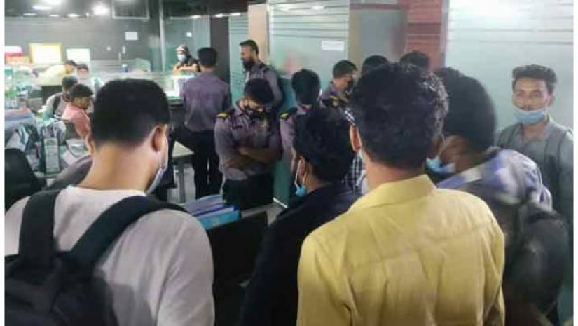 পাওনা টাকা চেয়ে আলেশা মার্টের অফিসে ঢাবি শিক্ষার্থীদের অবস্থান