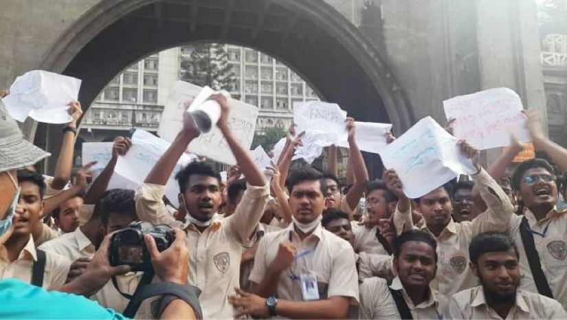 তালা ভেঙে নগর ভবনে নটর ডেম শিক্ষার্থীরা