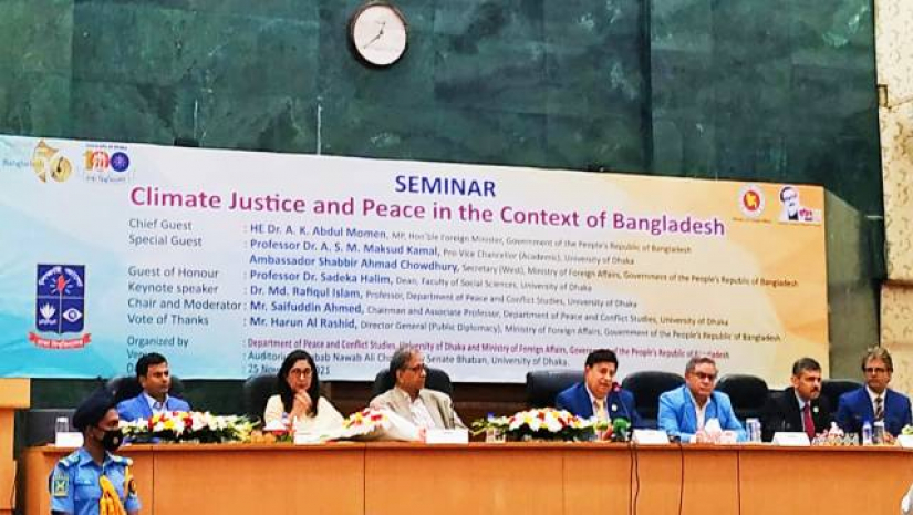 বিশ্ববিদ্যালয়ের নবাব নওয়াব আলী চৌধুরী সিনেট ভবনে আয়োজিত অনুষ্ঠান