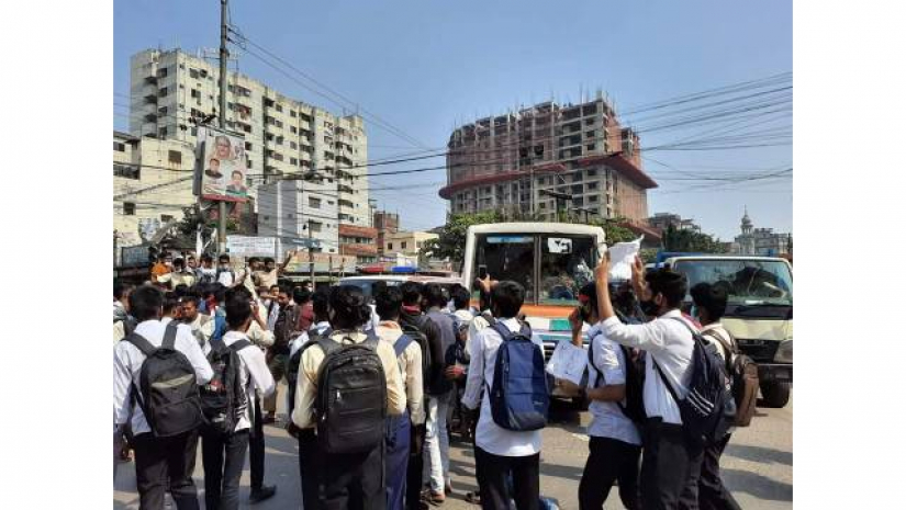 রায়সাহেব বাজার মোড় বন্ধ করে স্লোগান দেয় শিক্ষার্থীরা