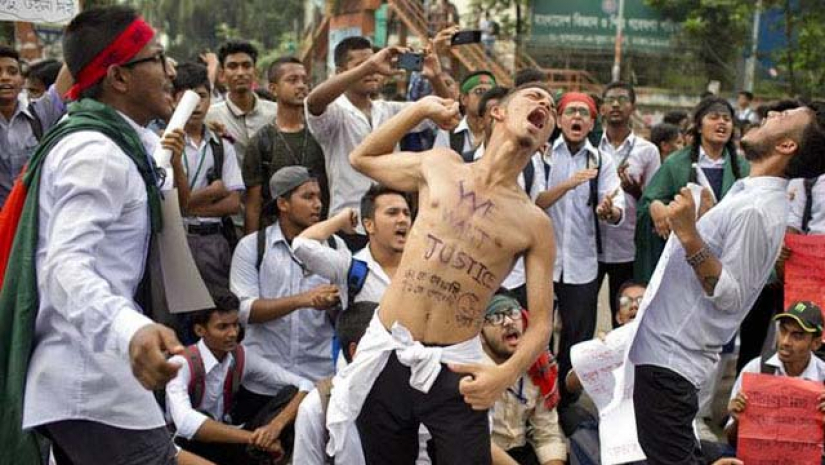 বিক্ষোভরত শিক্ষার্থী