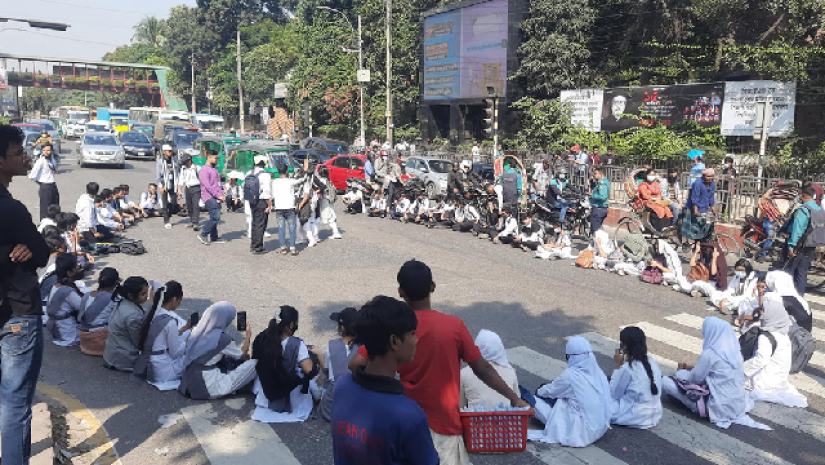 শিক্ষার্থীদের রাস্তায় অবস্থান