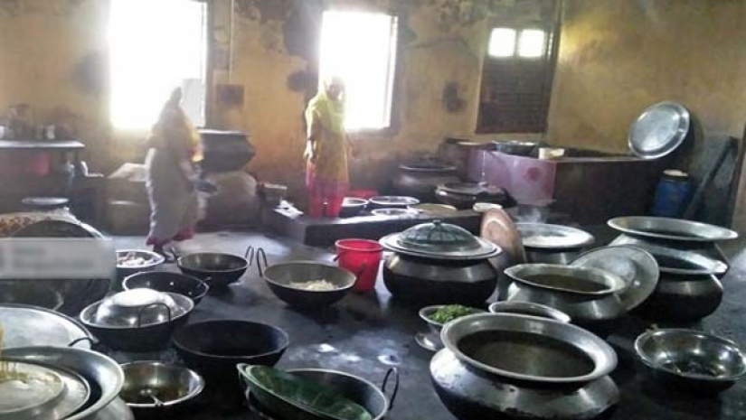 রাবির ক্যান্টিনে অস্বাস্থ্যকর পরিবেশ