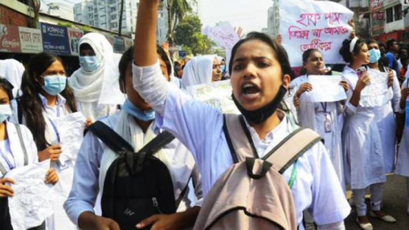 ধীরে ধীরে বিক্ষুব্ধ হয়ে উঠছে ‘হাফপাস’ আন্দোলন