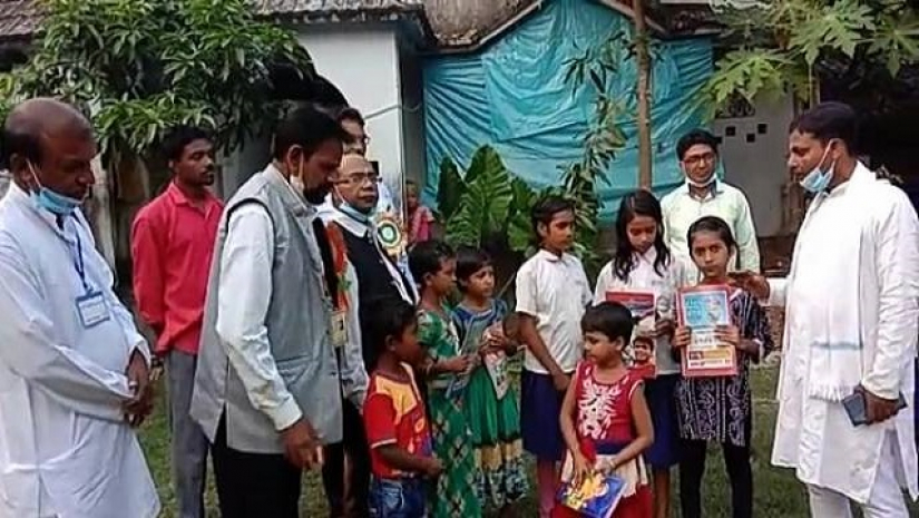 শিক্ষার্থীদের স্কুলমুখী করতে বাড়ি বাড়ি যাচ্ছেন প্রাক্তন সেনাকর্মীরা