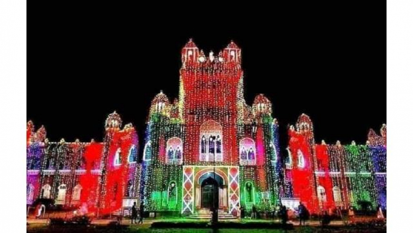 বর্ণিল সাজে কার্জন হল