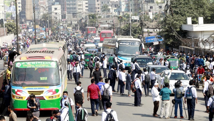 ‘হাফ ভাড়া’ দিচ্ছেন শিক্ষার্থীরা
