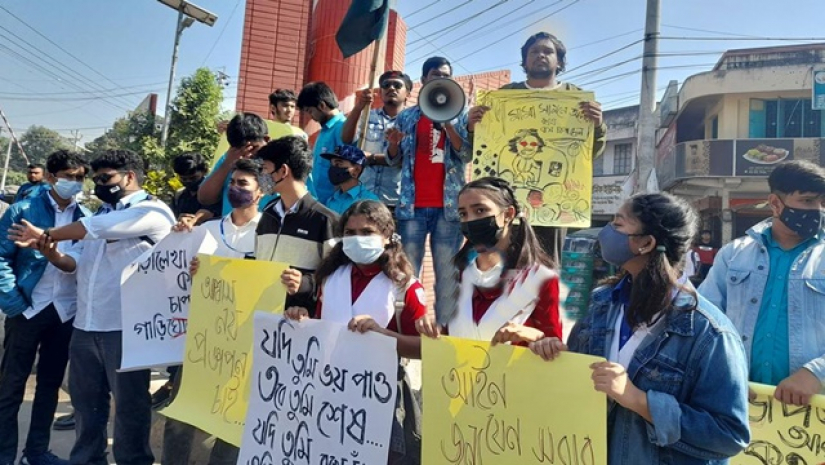 রাজবাড়ীতে হাফ ভাড়ার দাবিতে বিক্ষোভ