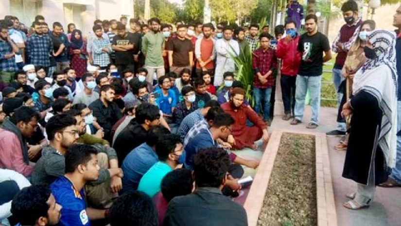 অধ্যাপক সেলিম হোসেনের মৃত্যুর ঘটনায় বিশ্ববিদ্যালয়ের প্রশাসন ভবনের সামনে অবস্থান নিয়েছেন শিক্ষার্থীরা