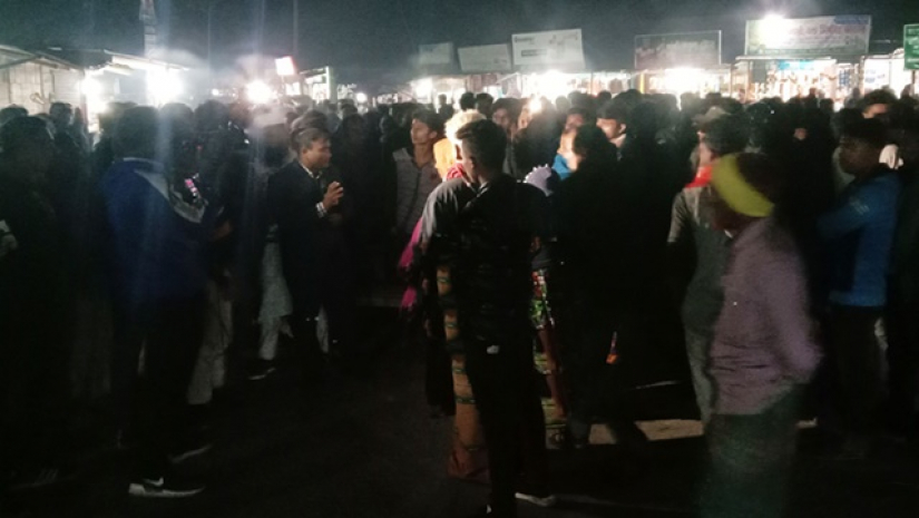 রংপুরে সড়ক অবরোধ করা এইচএসসি পরীক্ষার্থীরা