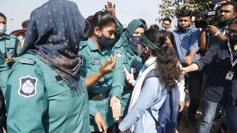 নিরাপদ সড়ক আন্দোলনের মানববন্ধন করতে বাধাদেয় পুলিশ।