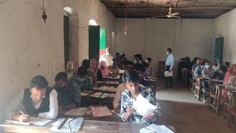 ইসলামপুরে পরীক্ষা দিচ্ছে এইচএসসি পরীক্ষার্থীরা