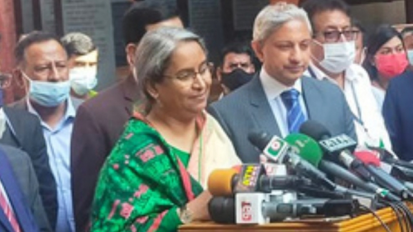 রাজধানীর সরকারি সোহরাওয়ার্দী কলেজে পরীক্ষা কেন্দ্রে কথা বলছেন শিক্ষামন্ত্রী ডা. দীপু মনি