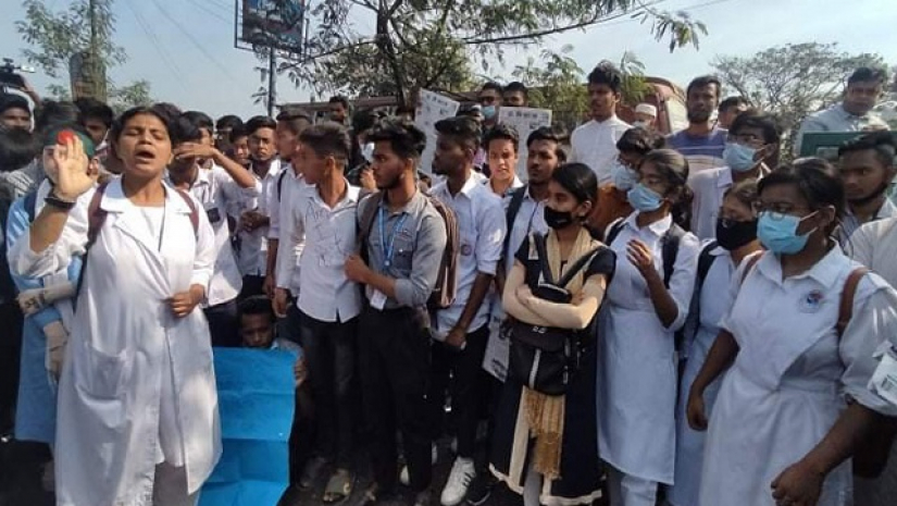 রামপুরায় শিক্ষার্থীদের অবস্থান