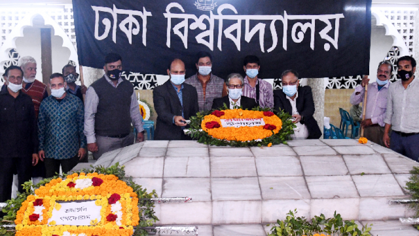 পুস্পস্তবক অর্পণের মুহূর্ত