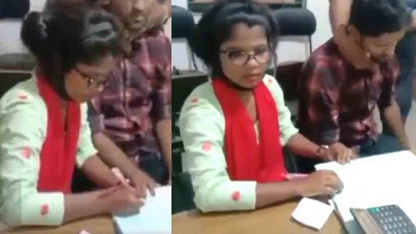 কলেজছাত্রকে জোর করে বিয়ে করছেন এক তরুণী