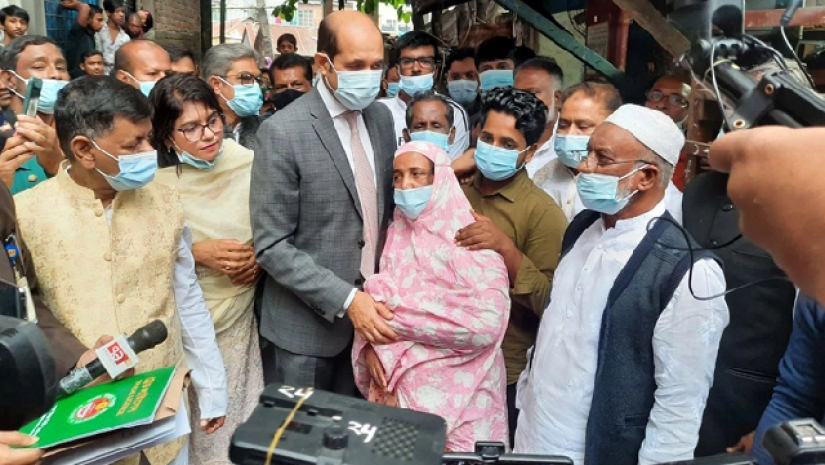নিহত এসএসসি পরীক্ষার্থী দুর্জয়ের মাকে শান্তনা দিচ্ছেন ডিএনসিসি মেয়র আতিকুল