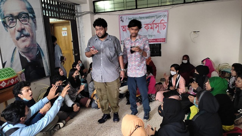 আন্দোলনরত শিক্ষার্থীরা