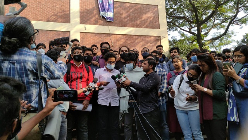 সংবাদ সম্মেলনে শিক্ষার্থীরা