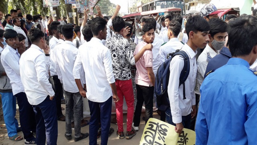 তিন বিষয়ে এসএসসি পরীক্ষার দাবিতে বিক্ষোভ