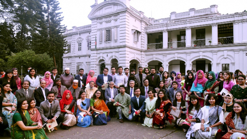 সংবর্ধনাপ্রাপ্তদের সঙ্গে ঢাবি উপাচার্যসহ অন্যরা