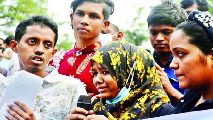সমাবেশে সড়ক দুর্ঘটনায় নিহত এক শিক্ষার্থীর অভিভাবক বক্তব্য রাখছেন