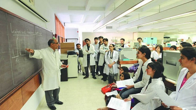 ক্লাস করছেন মেডিকেল শিক্ষার্থীরা