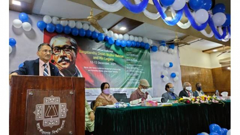 বিশ্ববিদ্যালয় মঞ্জুরী কমিশনের চেয়ারম্যান বক্তব্যে রাখছেন