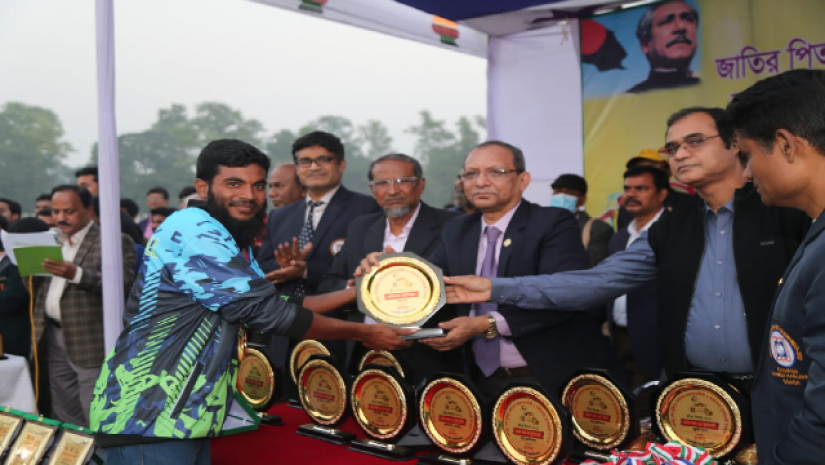 বিজয়ীদের মাঝে পুরস্কার বিতরণ করছেন রাবি উপাচার্য