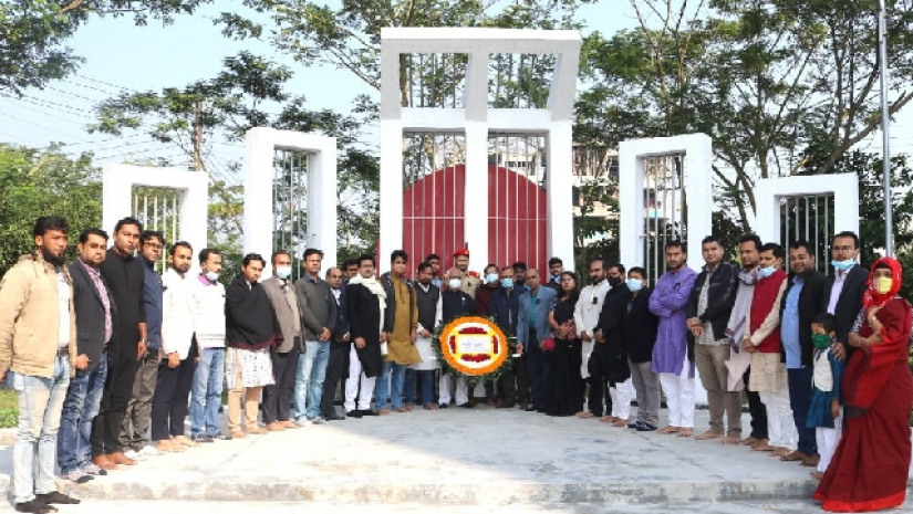 শহীদ মিনারে পুষ্পস্তবক অর্পণ করেন বশেমুরবিপ্রবি উপাচার্য প্রফেসর ড. এ কিউ এম মাহবুব