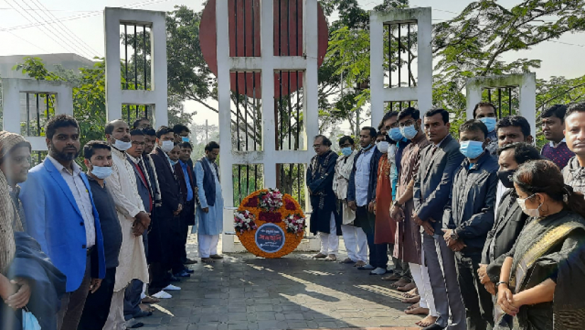 শহীদ মিনারে পুষ্পস্তবক অর্পণ করেন ববির উপাচার্য প্রফেসর ড. মো. ছাদেকুল আরেফিন